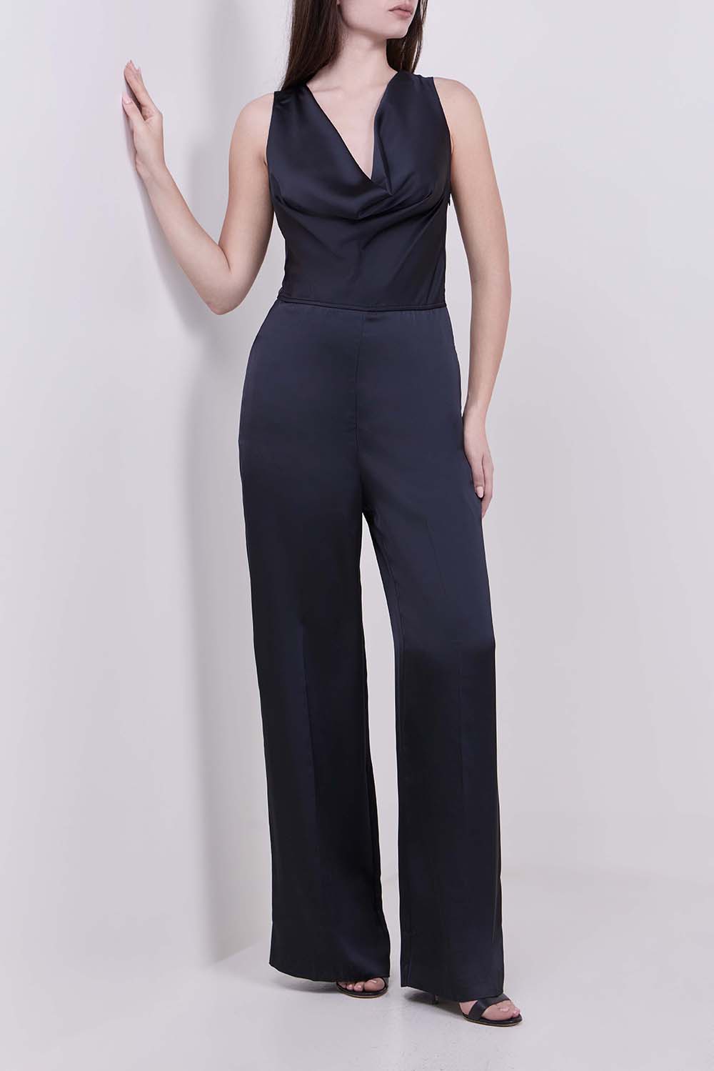 תמונת כל הלוק של אוברול בגזרה ישרה